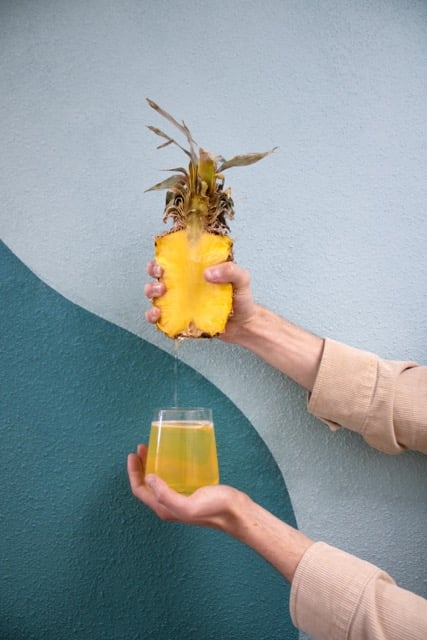 Ananas frisdrank met hand