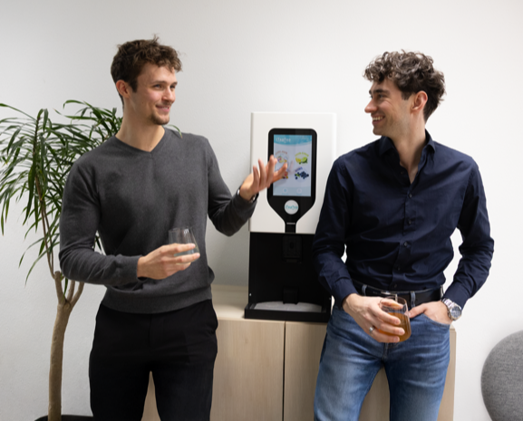 Gesprek bij waterdispenser 