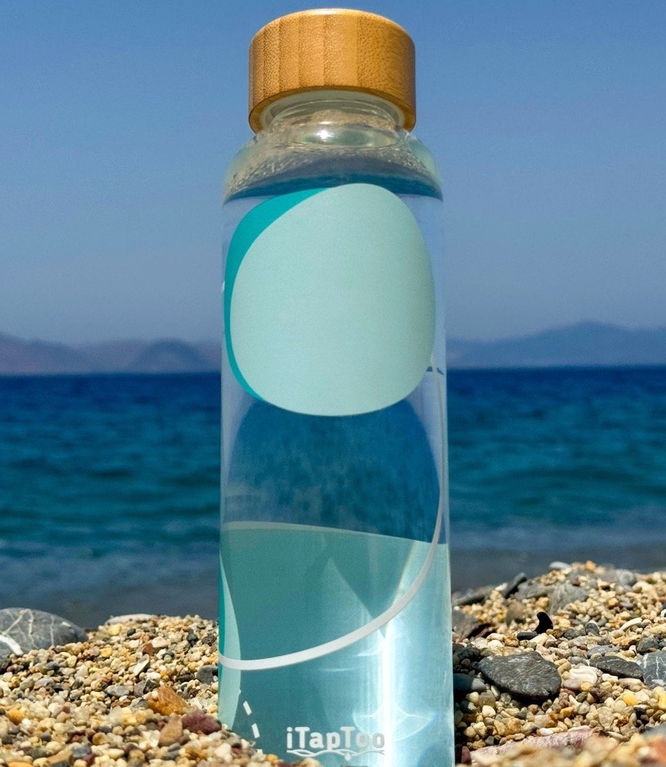 Duurzamen fles op strand