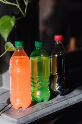 Frisdranken met suiker uit de frisdrank koeling