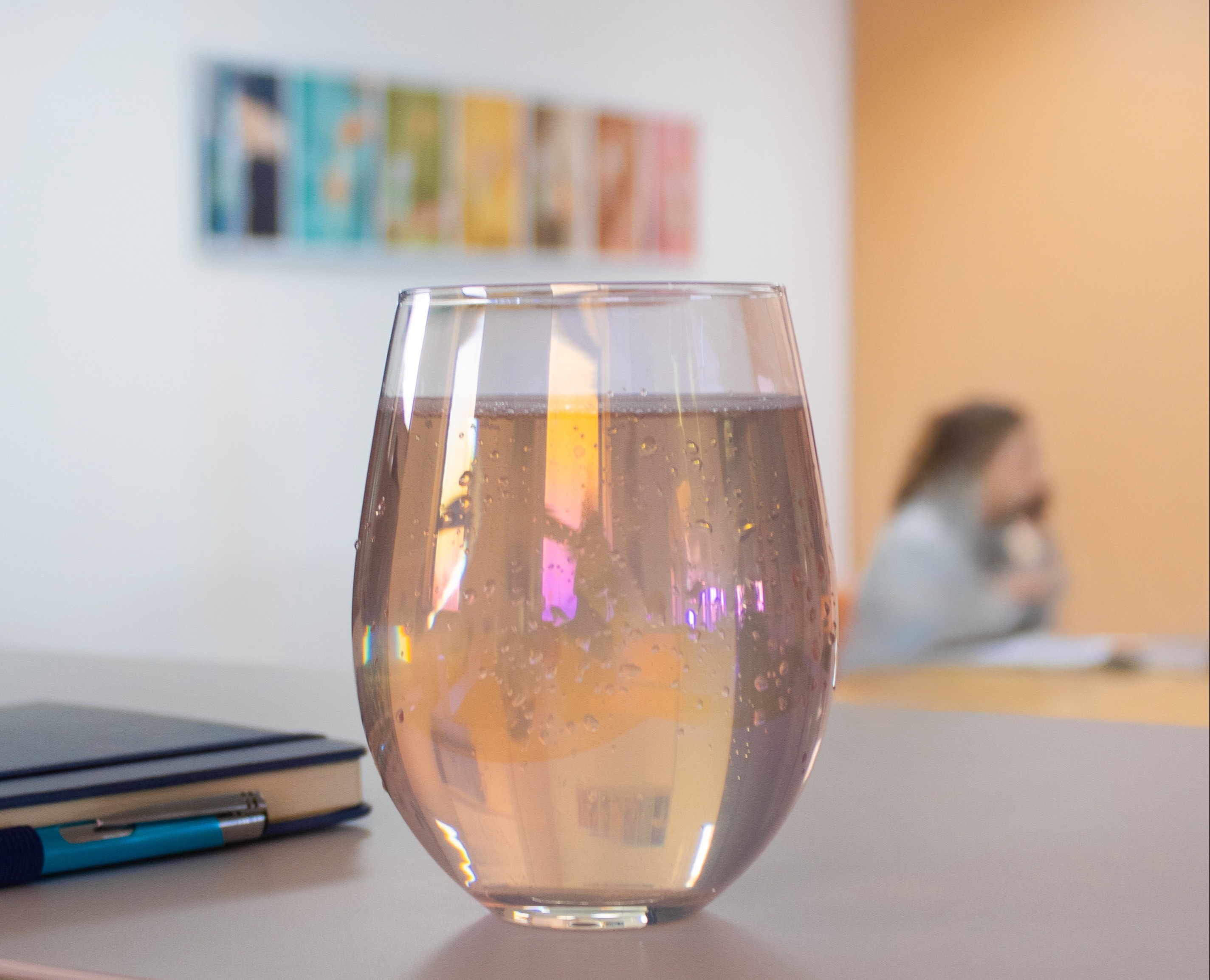 Glas frisdrank in kantoor