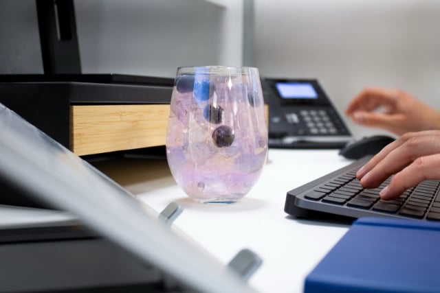Glas frisdrank op bureau Medium