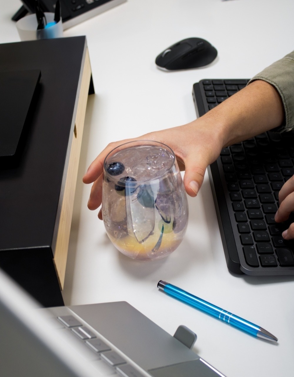 Glas frisdrank op bureau met hand-2-1