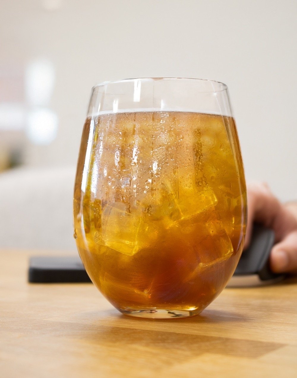 Glas ice tea met hand