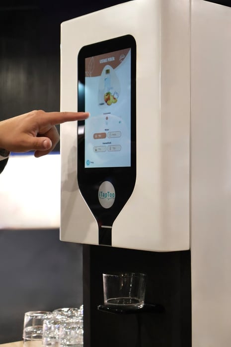 Hand bij watertap iTapToo