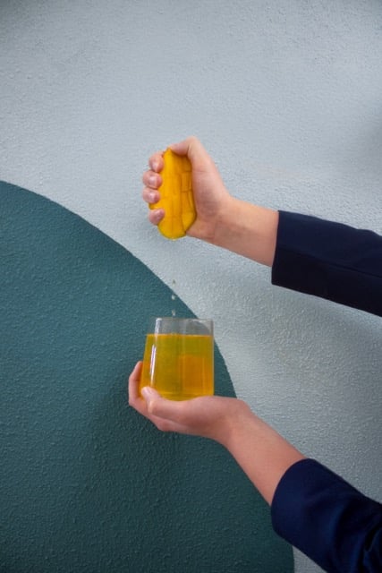 Glas frisdrank met mango en hand