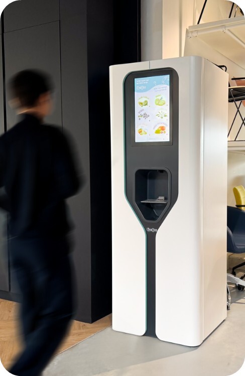 Man bij watertap iTapToo kantoor