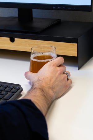 Mannen hand met icethee-1-1