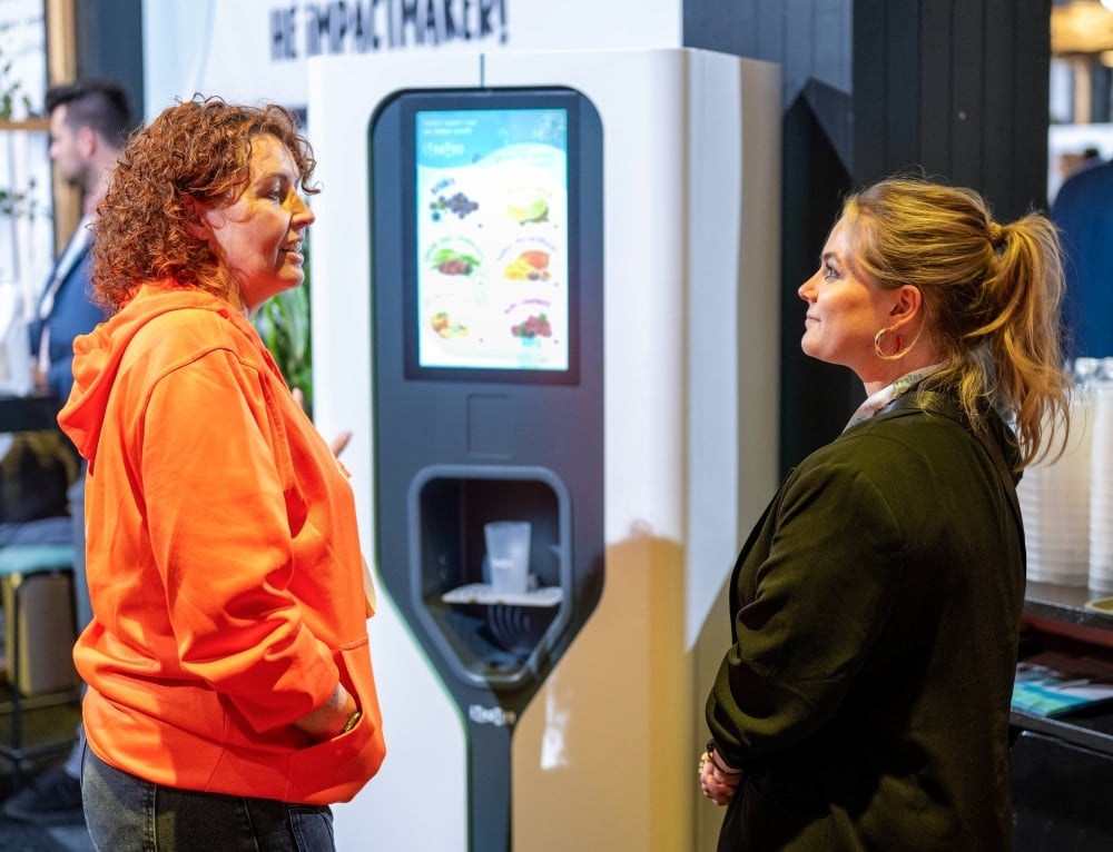 Mensen bij watertap kantoor
