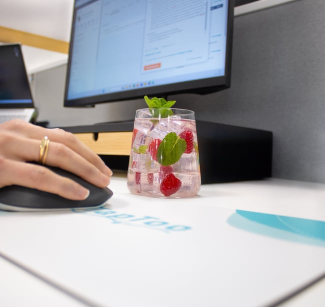 Munt Framboos met hand en computer