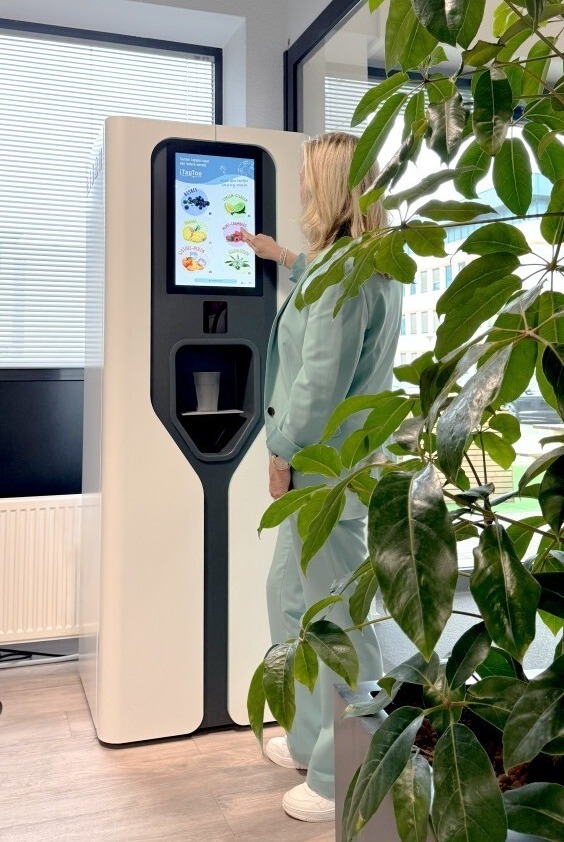 Persoon bij water tap iTapToo 