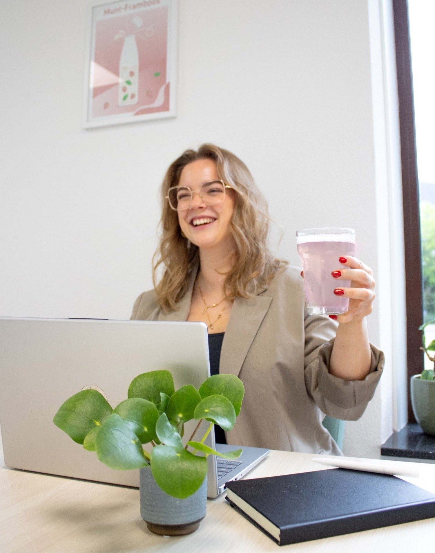 Persoon drinkt frisdrank-1
