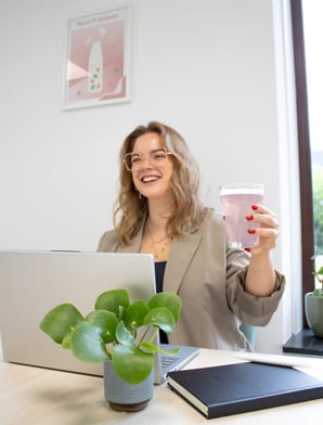Persoon drinkt frisdrank