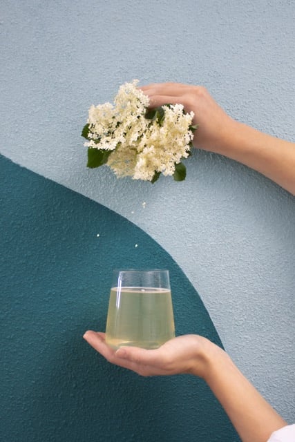 Vlierbloesem frisdrank glas met hand