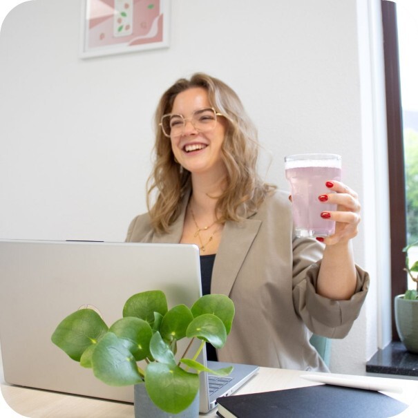 Werknemer met glas frisdrank op kantoor Werknemer met glas frisdrank op kantoor