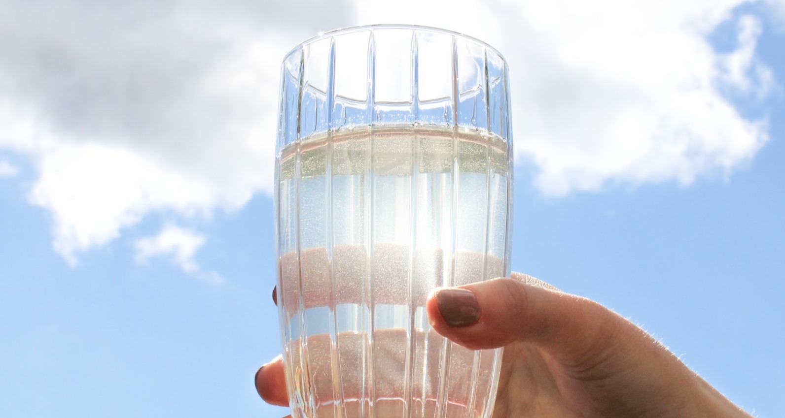 Glas frisdrank met hand