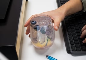 Frisdrank uit waterdispenser in glas