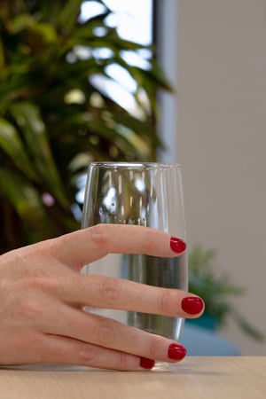 hand met water before licht-1-1