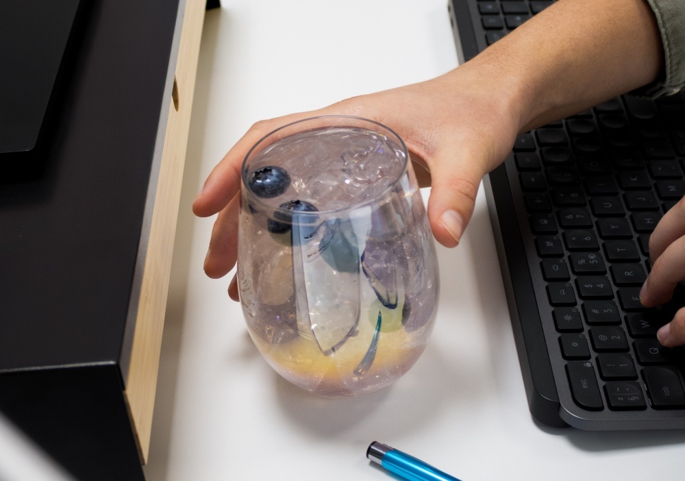 Frisdrank uit waterdispenser in glas